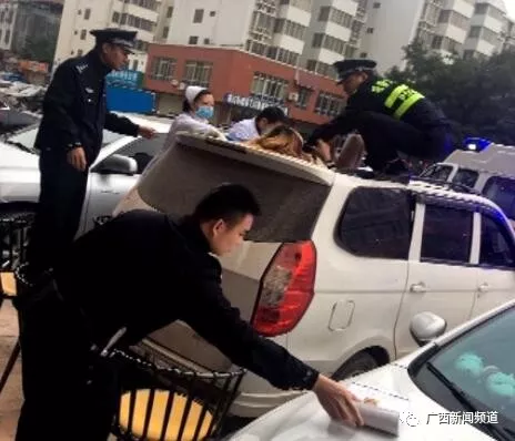 ▲女子跌落至一面包車車頂，民警和醫(yī)護(hù)人員將其救下。