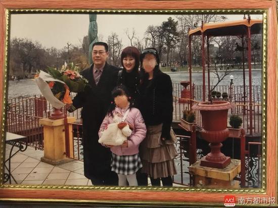 回國之前的張津華和王煥凱，兩個可愛的女兒，一家四口曾經(jīng)幸福的生活。