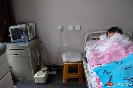 為了照顧張津華，家人把家里的房間變成了病房。氧氣管、心電圖、呼吸機、排痰機、鼻飼管、藥柜……（羅逸爵 攝）