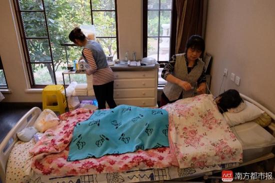 臥床九年不醒的張津華，家人雇傭了多名護工照顧，前后花了將近600萬。