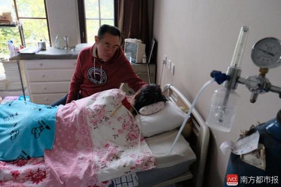 氧氣的轟隆聲，一刻不停地在這個家里“吵”了九年多。（羅逸爵 攝）