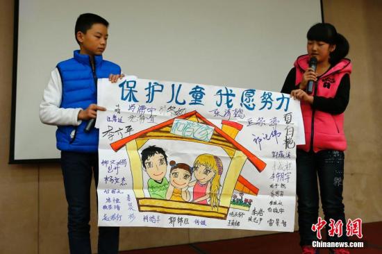 12月4日，由全國(guó)婦聯(lián)和聯(lián)合國(guó)兒童基金會(huì)在北京共同舉辦了“共同行動(dòng)——停止對(duì)兒童暴力，促進(jìn)兒童保護(hù)”的主題宣傳活動(dòng)。圖為活動(dòng)兒童代表以繪畫(huà)的形式說(shuō)出他們的心聲。<a target='_blank'  _fcksavedurl='http://www.chinanews.com/'>中新社</a>發(fā) 富田 攝