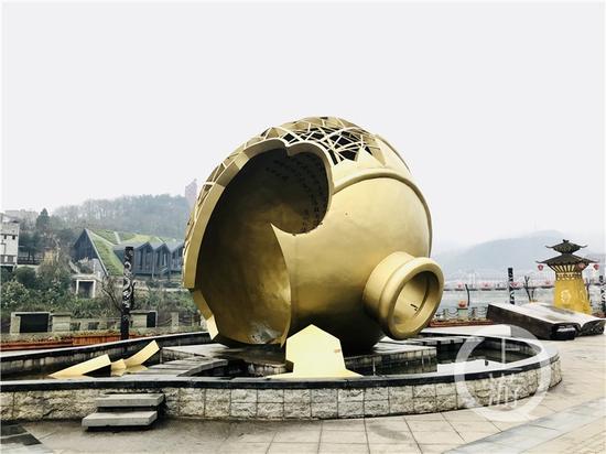 △茅臺鎮(zhèn)1915廣場著名的“壇碎”雕塑。