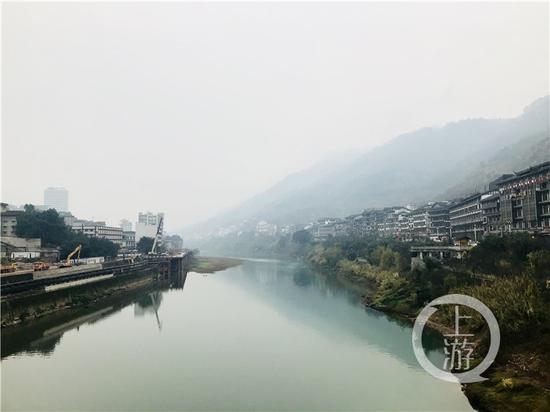 △赤水河兩岸的茅臺鎮(zhèn)有著超過2000家白酒經(jīng)營戶。