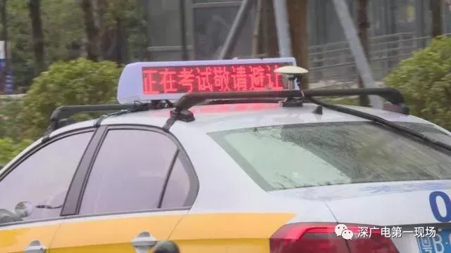 豪車(chē)逼?？荚囓?chē)堵塞考場(chǎng) 考試學(xué)員被嚇懵無(wú)辜掛科
