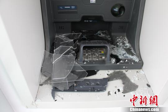被砸的ATM機(jī)。萬(wàn)山警方提供