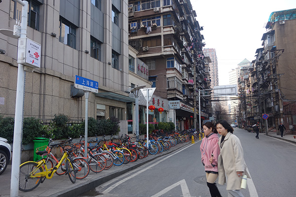 上海路的兩邊，大多是一些老房子。