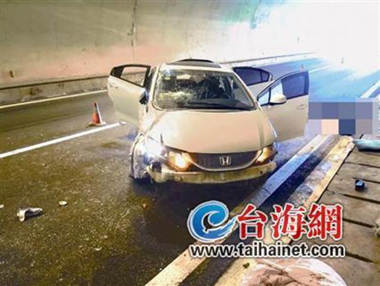 小車在龍巖高速隧道內(nèi)翻車，擋風(fēng)玻璃脫落。 臺(tái)海網(wǎng) 圖