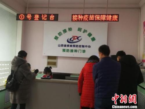 當(dāng)日，山西省疾病預(yù)防控制中心門診部擠滿了前來接種和咨詢四價宮頸癌疫苗的女性。 范麗芳 攝