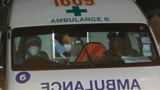 救護(hù)車帶著被救少年離開。（圖：EPA）