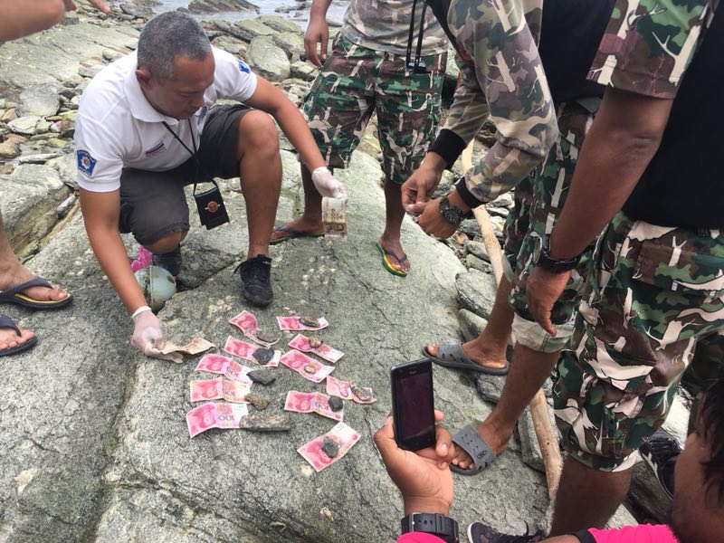  11日，泰方在打撈出的中國(guó)遇難者遺體的衣服內(nèi)發(fā)現(xiàn)了人民幣。
