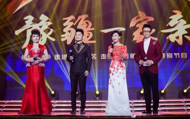 主持人：白燕升、龐曉戈、關(guān)楓、熱娜·古麗（從右到左）