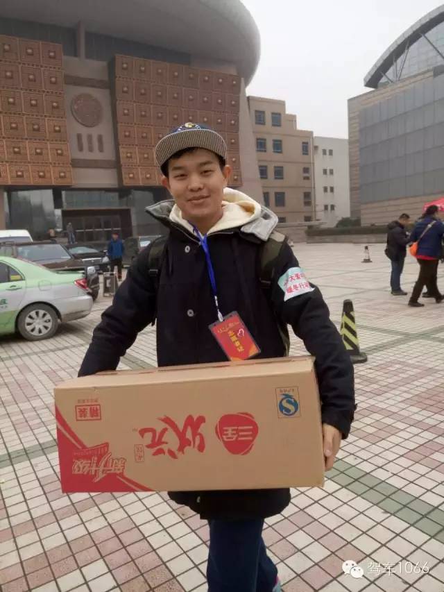 河南電臺1066主持人小澤，搬送愛心餃子。