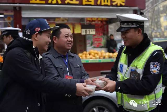 新華社攝影記者李博，也隨我們1066小分隊一路同行他也為我們記錄下了一幕幕溫暖的瞬間。