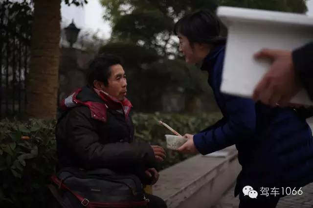 1066小分隊來到紫荊山（摩的司機、出租車司機、市民)，給他們送去餃子。