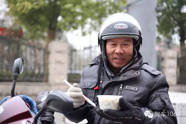 1066小分隊來到紫荊山（摩的司機、出租車司機、市民)，給他們送去餃子。