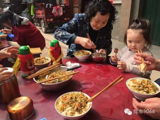 據(jù)說手搟面和柴雞蛋更配哦！