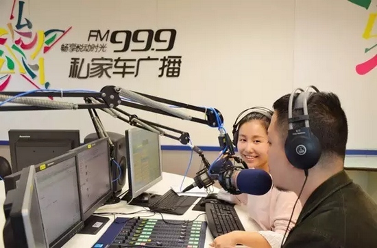 美女嘉賓來做客直播間，麥姐看莫非的眼神，嘖嘖，愛一個人是什么感覺？