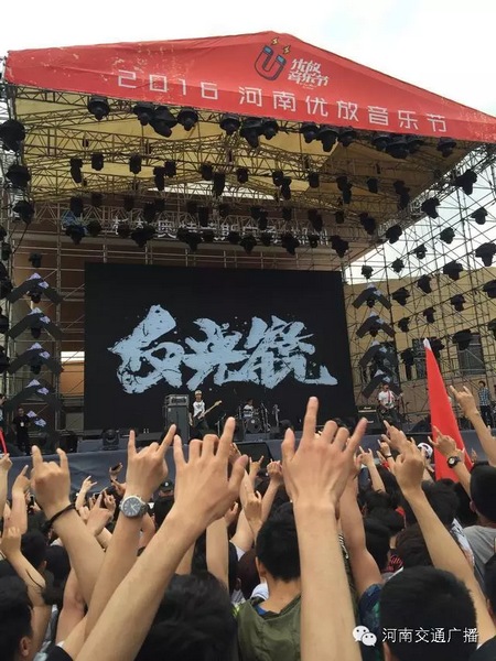 這么多朋友！默契的舉著一個手勢！