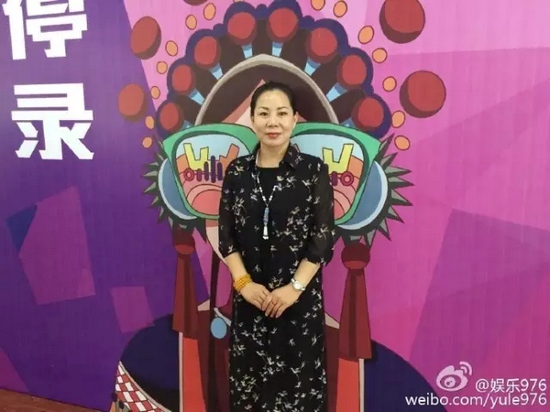 河南大愛劇團(tuán)代表張艷紅講述自己帶領(lǐng)團(tuán)里的演員參與挑戰(zhàn)的故事。