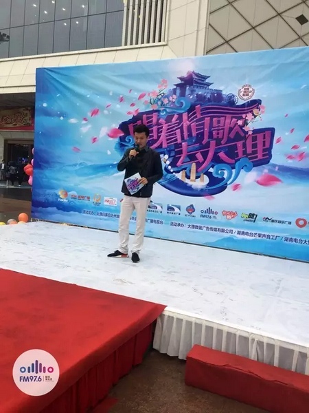 路飛冒雨主持，心中火熱的根本不需要雨傘啦！