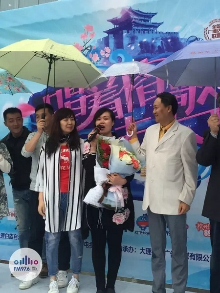 海波瞞著妻子，請來妻子的家人，耿梅驚喜感動，喜極而泣~