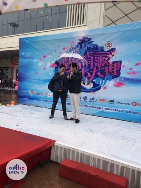 這位男士向遠在家鄉(xiāng)的妻子隔空表白，勇氣真是大大的，您對妻子的愛，已經(jīng)超越萬水千山。