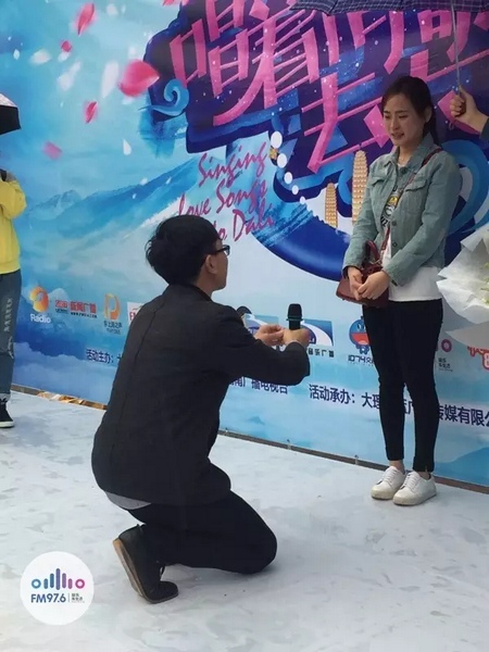 蘇世龍手捧戒指，單膝跪地向夢夢求婚，夢夢激動的說不出話來，點頭答應~