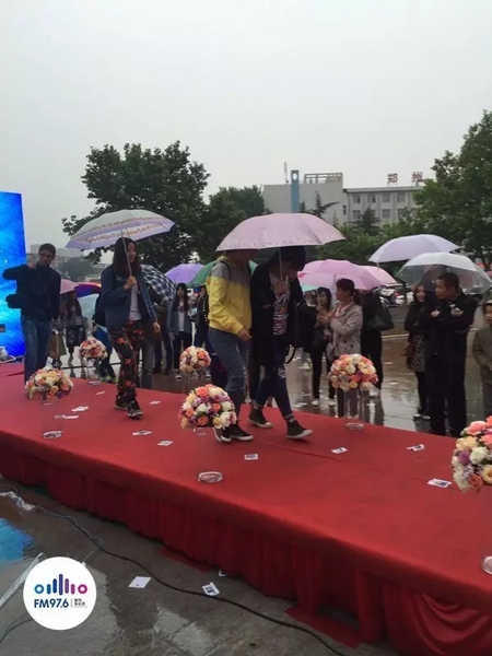 　　好友從屏幕后面走出來，他們特意從陜西、平頂山趕來為兩人送出祝福。