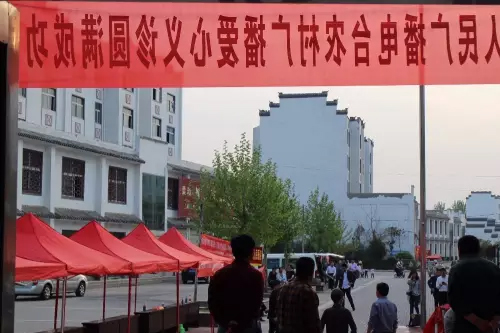 在大家的齊心努力下，終于在天黑前將第二天義診活動(dòng)場地搭建好了。