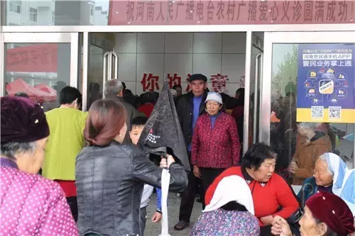 現(xiàn)場真是的人山人海，只能用太火爆三個(gè)字形容了！