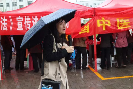 《健康河南》主播柳青也一直在雨中，不畏寒冷，引導(dǎo)大家排隊(duì)掛號(hào)，指路，排憂解難……