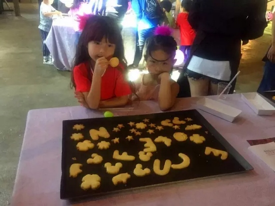 烤制好的餅干，發(fā)揮想象力，畫上美麗的圖案