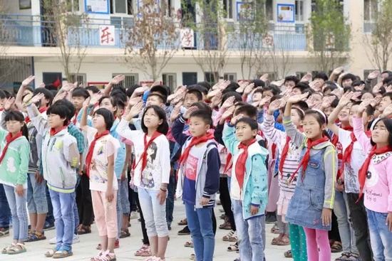 孩子們伴著廣播聲升國(guó)旗 孩子們伴著廣播聲升國(guó)旗