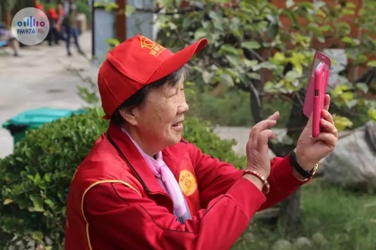 爺爺奶奶叔叔阿姨被盛運莊園的景致吸引，紛紛拍照留影