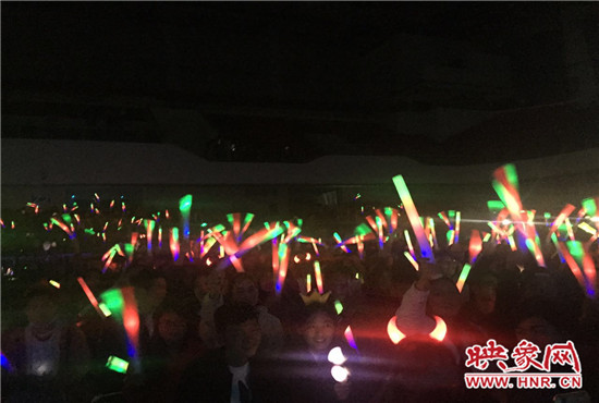 當(dāng)晚現(xiàn)場(chǎng)約2500個(gè)座位全場(chǎng)爆滿，還有全國(guó)各地歌迷會(huì)趕來(lái)的歌迷們。