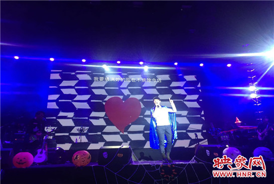 嚴(yán)爵及相信音樂(lè)旗下其他藝人賣(mài)力演出。