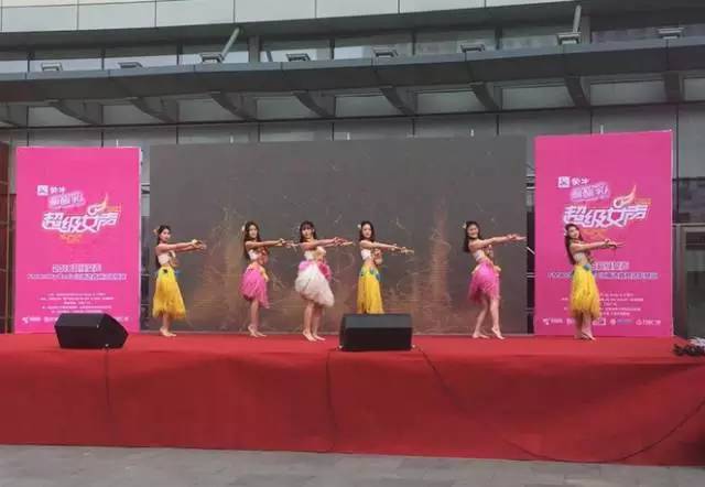 伴隨著舞蹈演員們的開場，比賽在上午10點(diǎn)半正式拉開序幕
