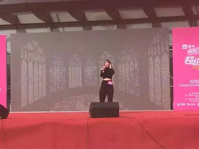 這pose一看就是在飆高音，猜猜看她唱的是哪首歌？