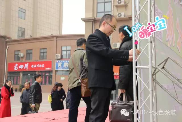 寒江副總監(jiān)親力親為，事無巨細(xì)。偶像真是暖暖惹人愛呢！