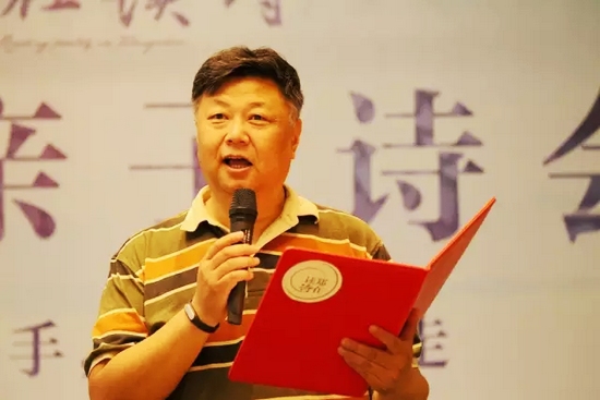 第一個節(jié)目便是重磅，大象融媒·欣欣象融網(wǎng)絡(luò)科技公司董事長魏峰帶來沈浩波的作品《在夏天時想起秋天》