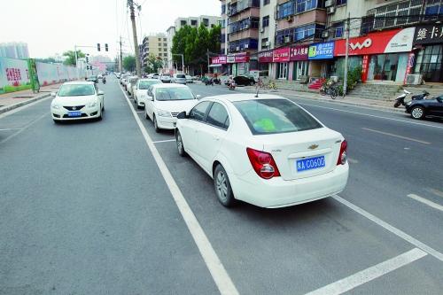 鄭州首創(chuàng)“內(nèi)嵌式”停車位長啥樣？ 市民直呼沒見過