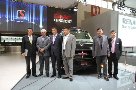 北京國際車展上，全新GMC S系列頂級商務(wù)車在亞太區(qū)首發(fā)。圖為企業(yè)領(lǐng)導(dǎo)與新車合影。