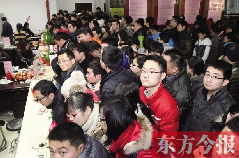 昨日上午，鄭州市金水區(qū)民政局婚姻登記處，領(lǐng)證的新人擠滿了辦證大廳