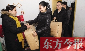 昨天下午，多位東方今報愛心讀者前往鄭州市困難戶家中贈送棉被