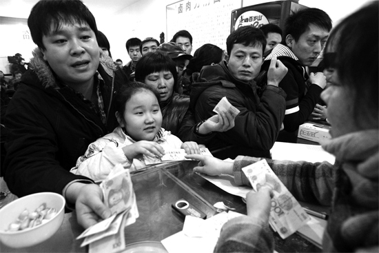 1月30日，李剛小面館收銀臺(tái)前，更多的市民大量買走“面卡”帶回家去