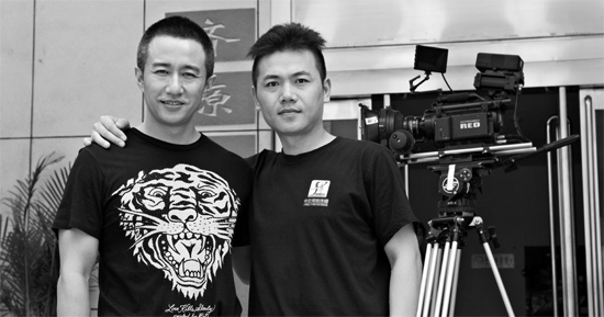 張藝飛（右）在接受河南電視臺采訪時，與主持人合影資料圖片
