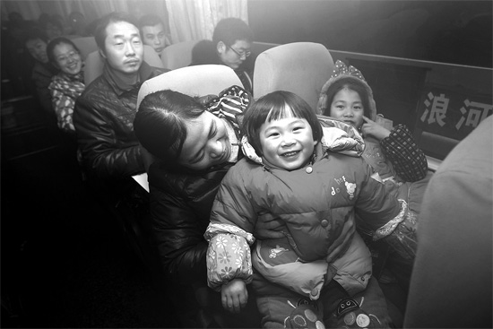 坐上愛心大巴，乘客滿臉喜悅