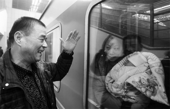 車要開了，史振星揮手向女兒懷中的外孫告別。女兒帶著剛剛出生43天的孩子，要到千里之外湖南的婆婆家過新