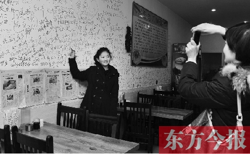 東方今報(bào)“一碗面的溫暖”還在延續(xù)，媒體和愛心人士的吃面接力熱情不減。